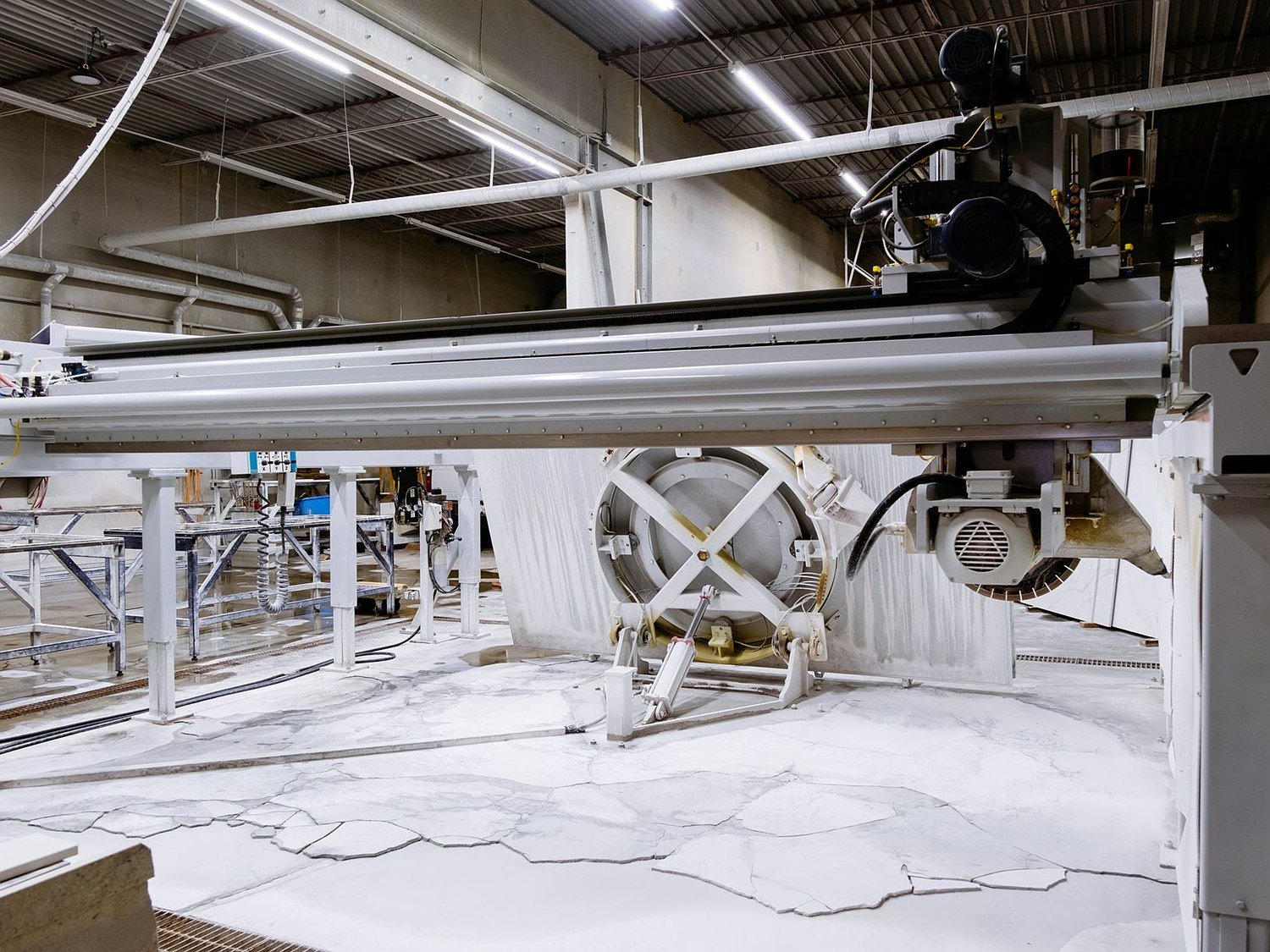 Gang saw cutting marble slabs in the factory